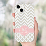 Linen Beige och Rosa Chevron Anpassningsbar Monogr<br><div class="desc">Cute Modern Girly Trendig Chic Snyggt Fodral Design med Chevron Rand Zigzag och Modern Geometric Diamond Mönster med Anpassningsbar Personlig Monogram Initial i en Circle Ram Gräns</div>