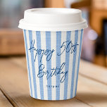 Linen look Stripe Firande Birthday 50th Blue<br><div class="desc">Anpassa evenemanget med det anpassade namnet papprare kopp - perfekt för att njuta av kaffe eller coola soda! Den här chicen har trendig-skripttypografi och ett enkelt strimlat mönster med faux linen-utseende. Anpassa mallen med namn och ålder - perfekt för födelsedagar för milstolpe inklusive 18:e, 21:e, 30:e, 40:e, 50:e, 60:e, 70:e,...</div>