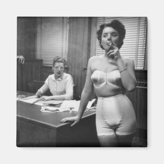 Lingeriemodellrökning på ett kontor magnet