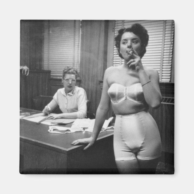 Lingeriemodellrökning på ett kontor magnet (Framsidan)