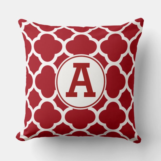 Lingonröd fyrklövermönster monogram kudde (Framsida)