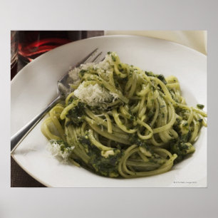 Linguine med pestoen och parmesan, rött vin poster