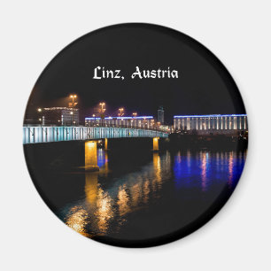 Linz, Österrikes cityscape på natten Magnet