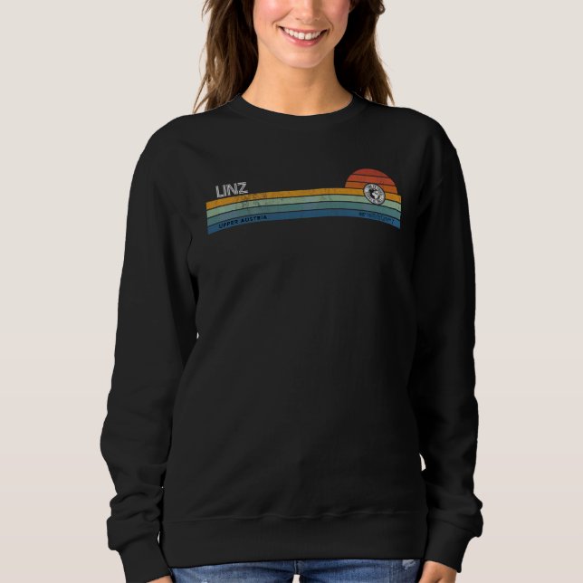 Linz Upper Austria Retro Sunset Rainbow Synth Stri T Shirt (Framsida)