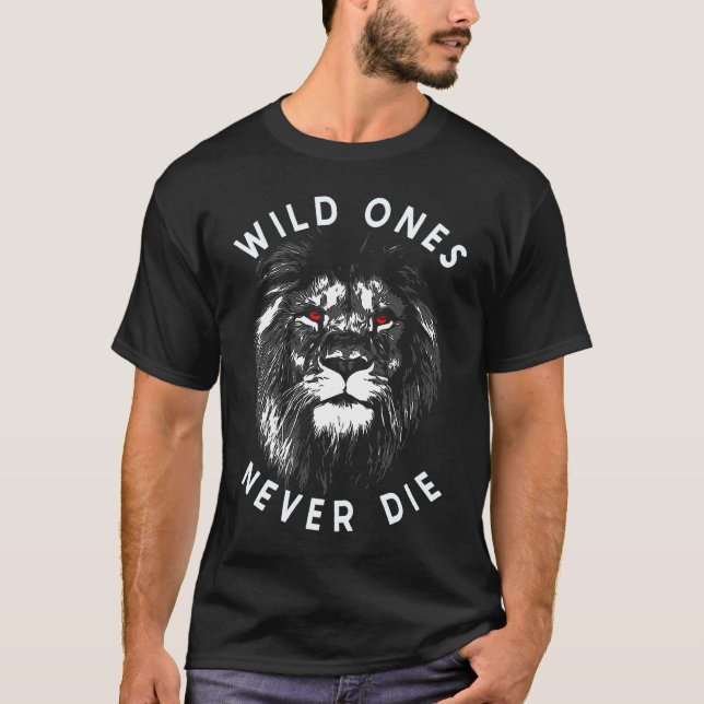 Lion Head Wild Ones Never Die T Shirt (Framsida)