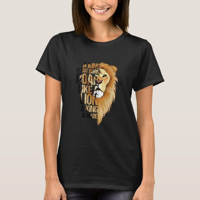Lion Head with Saying King is not born King is mad T Shirt (Framsida)