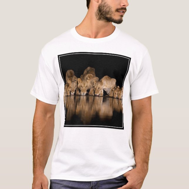 Lion Pride Drinks at the Water Hole at Night T Shirt (Framsida)