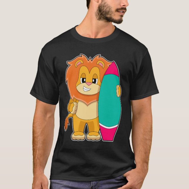 Lion Surfing Surfboard Summer T Shirt (Framsida)