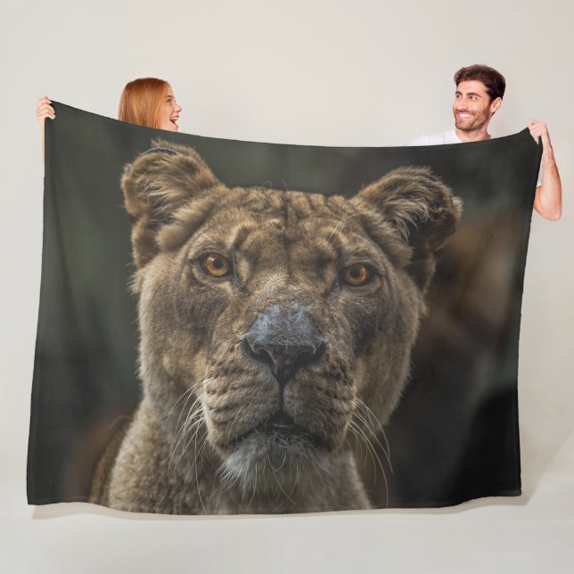 LIONESS FLEECEFILT (På plats)