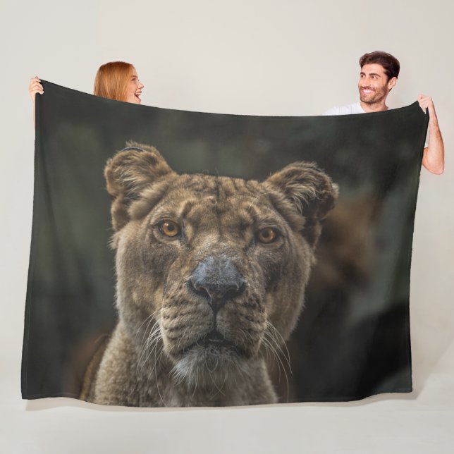 LIONESS FLEECEFILT (På plats)