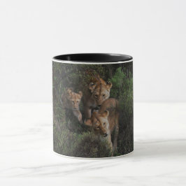 Lioness och Unge som kommer genom underbrusen, Mug Mugg