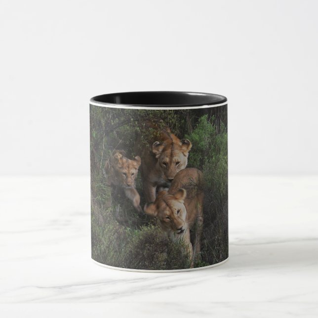 Lioness och Unge som kommer genom underbrusen, Mug Mugg (Center)