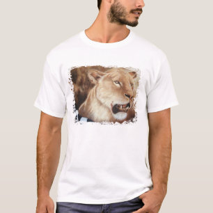 Lioness på hennes Döda T Shirt