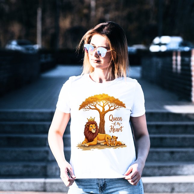 "Lioness Queen Mamma - Golden Krona i Kärlek" T Shirt (Skapare uppladdad)