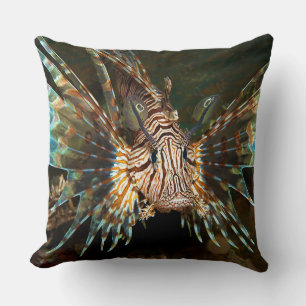 Lionfish nära! Mycket nära och intensivt foto Kudde