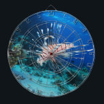 Lionfisk eller Pterois Miles, Ocean Reef Fish Darttavla<br><div class="desc">En axel med solljus piererar det blå vatten och tänder ett pulserande korallrev med liv. Solljuskänsliga dansar på yta, skapande ett krympande väg över turkossand som lutar försiktigt uppåt mot den lämnat. I förgrunden, färglösa koraller från havsbotten, som miniatyr, levande tält i skuggor av grönt, blått och gult. Från högerna...</div>