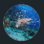 Lionfisk eller Pterois Miles, Ocean Reef Fish Darttavla<br><div class="desc">En axel med solljus piererar det blå vatten och tänder ett pulserande korallrev med liv. Solljuskänsliga dansar på yta, skapande ett krympande väg över turkossand som lutar försiktigt uppåt mot den lämnat. I förgrunden, färglösa koraller från havsbotten, som miniatyr, levande tält i skuggor av grönt, blått och gult. Från högerna...</div>