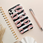lipputskrift Kisses Black & White Rand<br><div class="desc">Räcker! Chicens telefonfodral har en svart och vit rand-bakgrund som är täckt med blekens  tryckkyssar för rosa. Använda fält för anpassning som tillval om du vill lägga till ett namn eller ett monogram eller helt enkelt ta bort. Gör en söt gåva till konstnärer eller skönhetsentusiaster.</div>