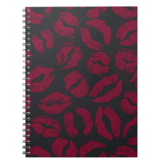 Lipstick Kisses: Mörk Red Imprint Anteckningsbok