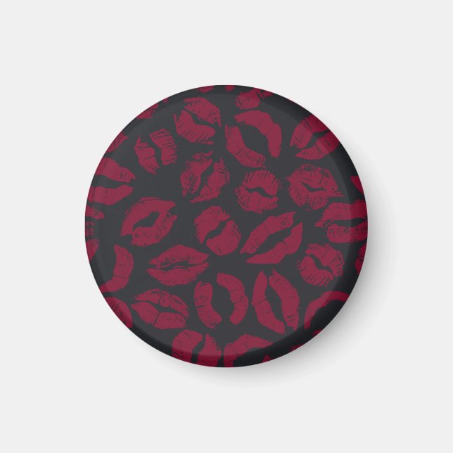 Lipstick Kisses: Mörk Red Imprint Magnet (Framsidan)