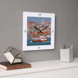 Lissabonstrategin med den gamla färjan vid floden fyrkantig klocka