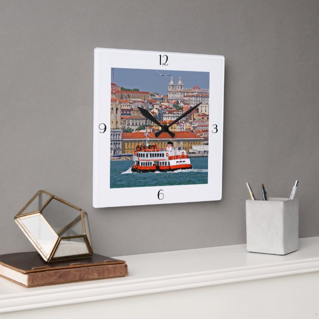 Lissabonstrategin med den gamla färjan vid floden  fyrkantig klocka (Kontor)