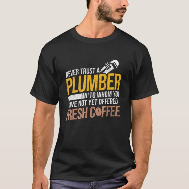 Lita aldrig på ej erbjudna kaffepitterande plumbin t shirt (Framsida)
