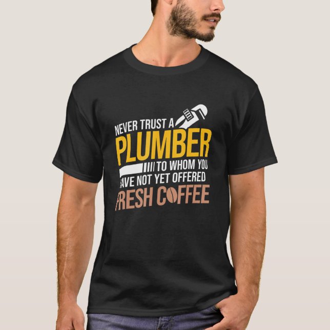 Lita aldrig på ej erbjudna kaffepitterande plumbin t shirt (Framsida)