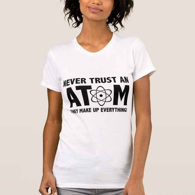 Lita aldrig på en atom. De hittar på allt. T Shirt (Framsida)