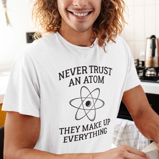 Lita aldrig på en atom t shirt (Never Trust An Atom They Make Up Everything Shirt)