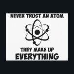 Lita aldrig på en atom vykort<br><div class="desc">Det finns för övrigt ingen sked och kakan är en ljug. Underbar gåva eller skjorta för självbelönta nerver,  gäss,  science älskare och fysikaficionados.</div>