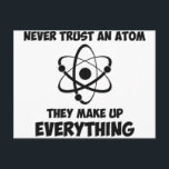 Lita aldrig på en atom vykort<br><div class="desc">Det finns för övrigt ingen sked och kakan är en ljug. Underbar gåva eller skjorta för självbelönta nerver, gäss, science älskare och fysikaficionados.</div>