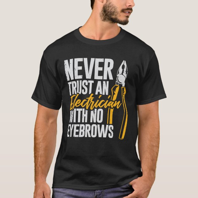 Lita aldrig på en elektriker utan Eyebrows T Shirt (Framsida)