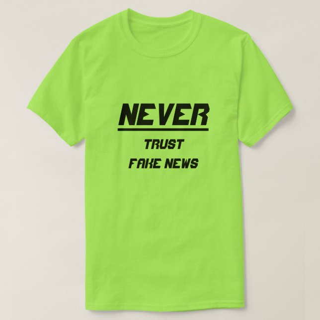 Lita aldrig på falska nyheter t shirt (Design framsida)