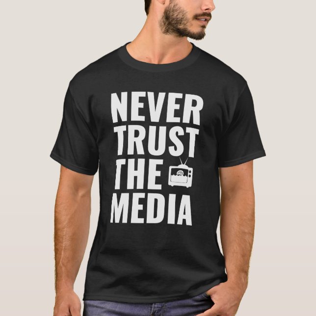 Lita aldrig på media - Anti Media Propaganda T Shirt (Framsida)