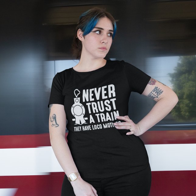 Lita aldrig på Tåg T Shirt (Never Trust A Train They Have Loco Motives)