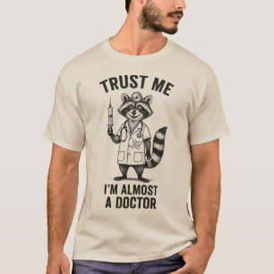 Lita mig, jag är nästan läkare – Rolig tvättbjörn T Shirt