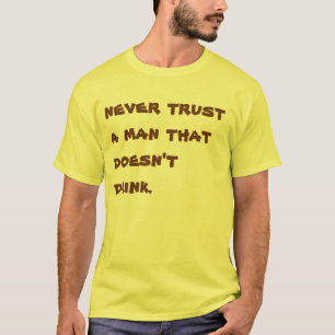 Lita på aldrig en man som inte dricker.  T-tröja T-shirt