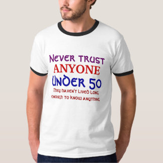 Lita på aldrig NÅGON under 50 Tee