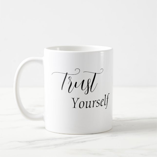 "Lita på dig själv", fras Svart bokstäver Kaffemugg (Vänster)