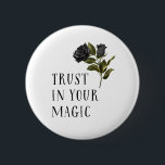 Lita på din magiska svarta Ro-Rustic Knapp<br><div class="desc">Den gotiska och rustiska knappen visar svart ro med texten "lita på din magi".</div>