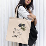 Lita på din magiska Witchy Black Ro Tygkasse<br><div class="desc">Knappen Gothic och vintage,  som illustrerar svart ro med en text som säger "lita på din magi".</div>