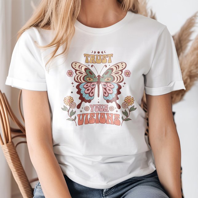 "Lita på din vision" Boho Moth Måne Flowers T Shirt (Young blond woman wearing a "Trust Your Vision" Boho Moth Moon Flowers T-Shirt.)