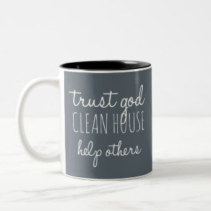 Lita på Gud Clean House Hjälp andra - Säkerhet Två-Tonad Mugg