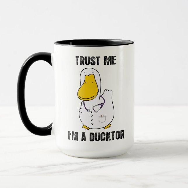 Lita på mig att jag är en Ducktor Funny Sarcastic  Mugg (Vänster)