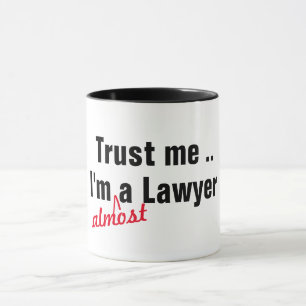 Lita på mig att jag är nästan advokat Law Pun Funn Mugg