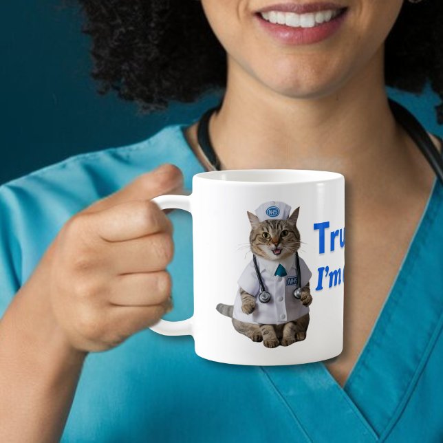 Lita på mig att jag är sjuksköterska, söt katt dok kaffemugg (Skapare uppladdad)