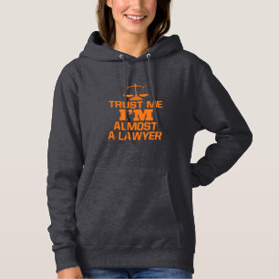 Lita på mig att jag nästan är advokat t shirt