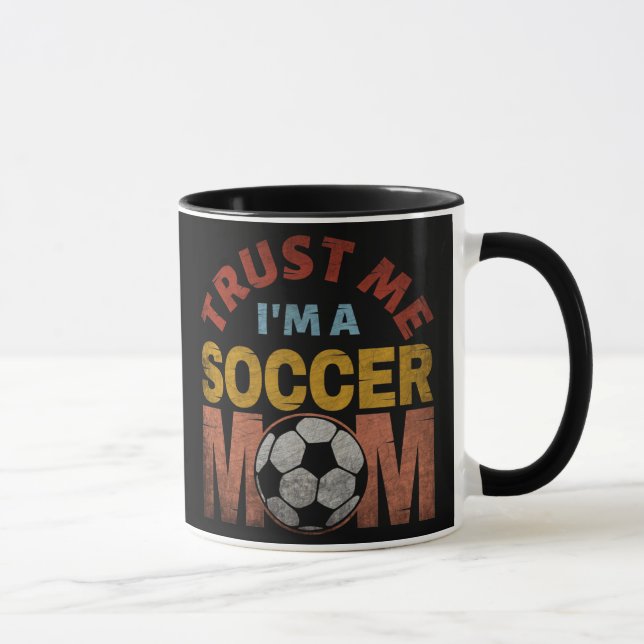LITA PÅ MIG JAG ÄR EN FOTBOLLSMAMMA MUGG (Höger)