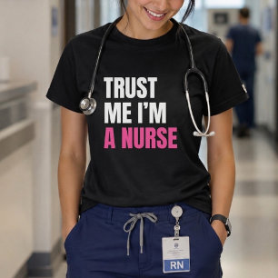 Lita på mig, jag är en sjuksköterska, rolig fet ty t shirt